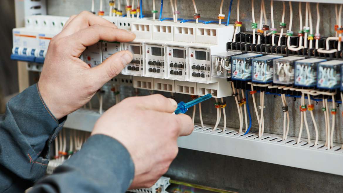 Finding the Right Electrician for Your Needs in Oak Park and Hinsdale